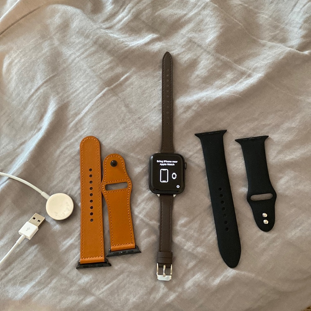 Apple Watch series 5 gray with GPS, 44mm, comes with charging cable and 3 bands